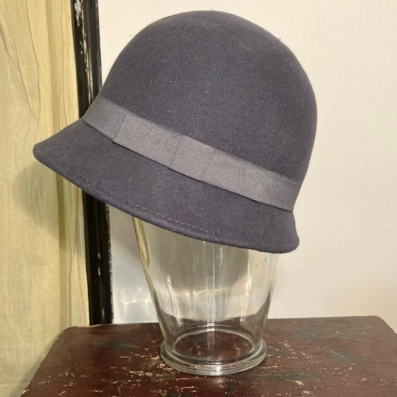 Classic hat
Does not lose its shape 
100% wool - Picture 1 of 7